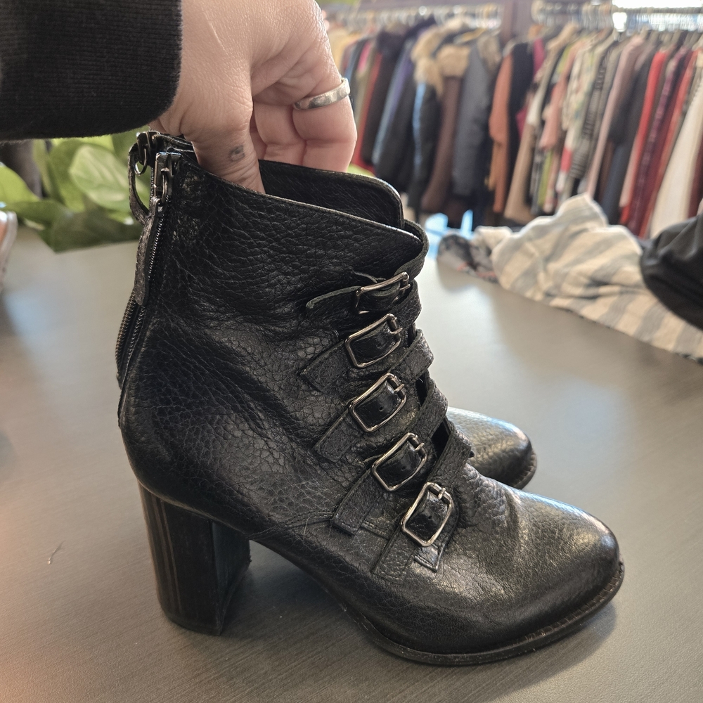 Zinda Chic Black Leather Heeled Boots with Buckle Straps